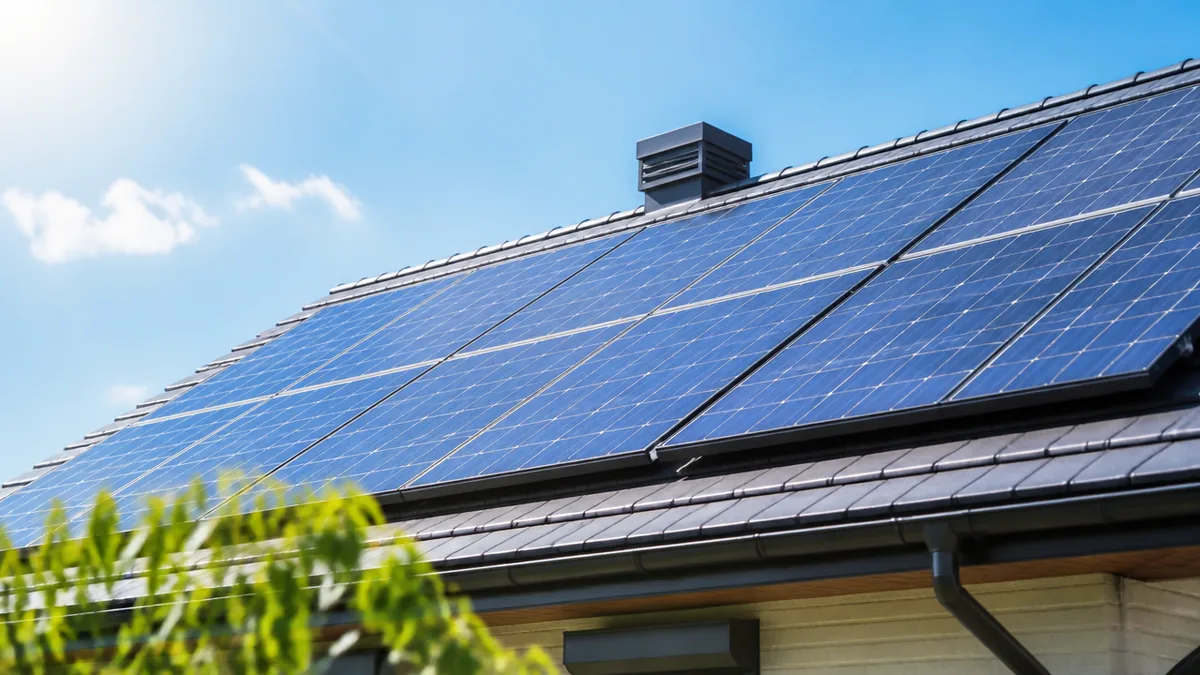太陽光パネル掃除は本当に必要？発電5～20%回復の条件と2～4万円の業者費用のアイキャッチ画像